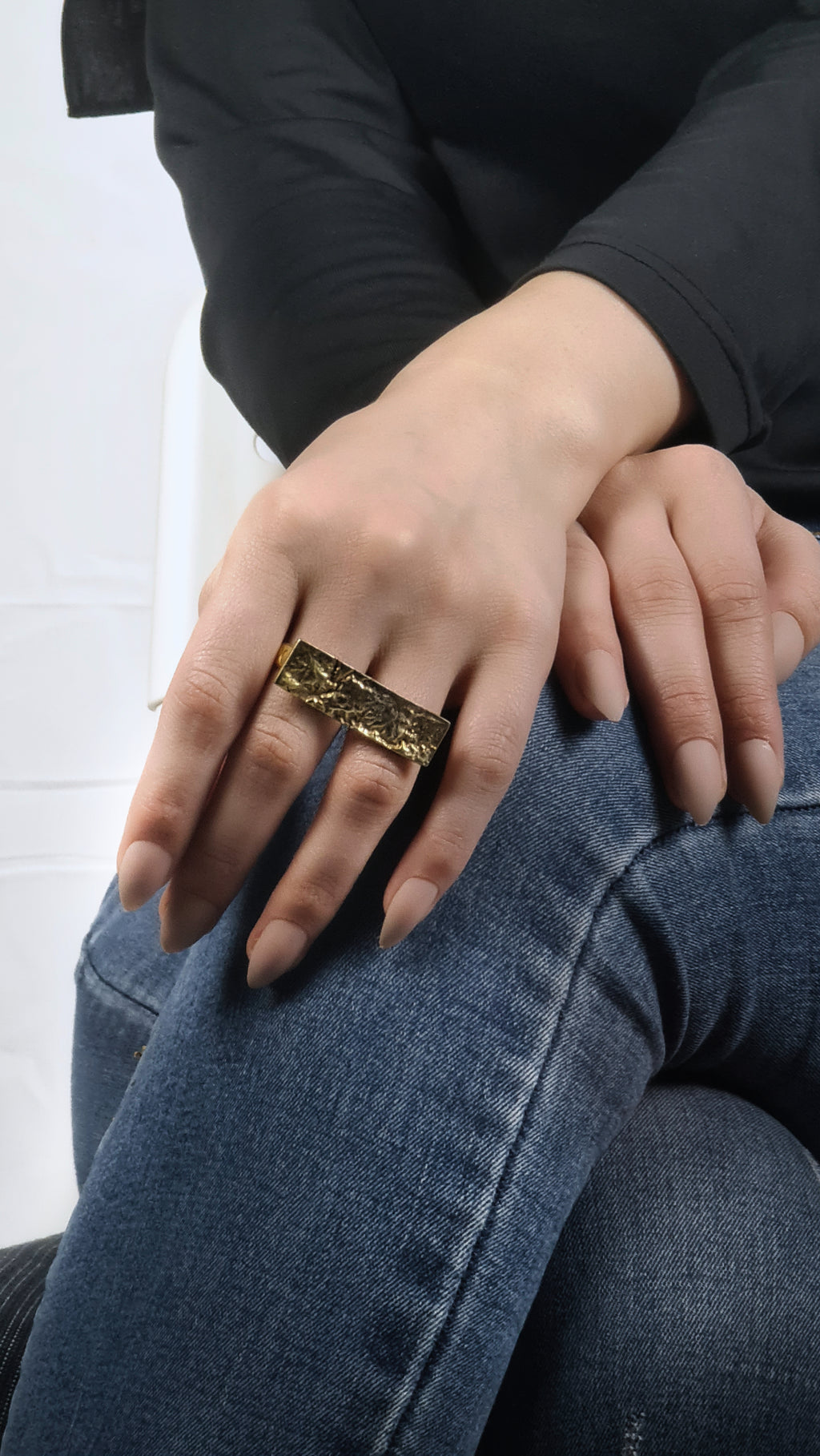 Mountains of Arabia Double Finger Ring side view